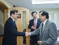 北京航空航天大學懷進鹏教授（左）與中大常務副校長華雲生教授（右）會晤